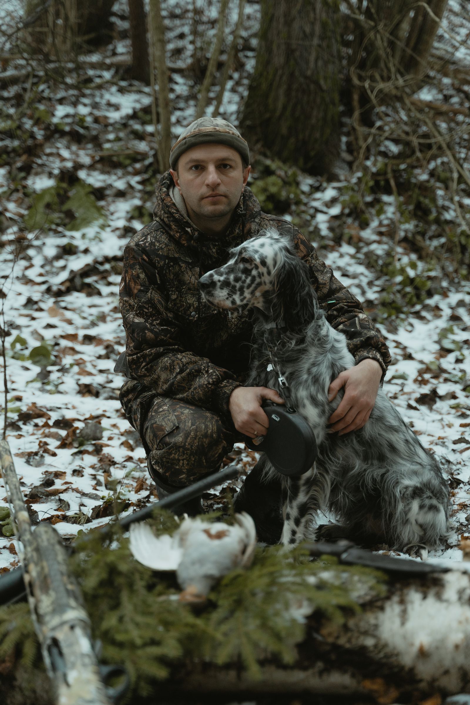 Ormanda köpeğiyle dinlenen avcı